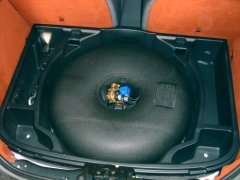 Der Autogas - Gastank wird im Kofferraum des Volvo C30 2,5L 125 KW verbaut.